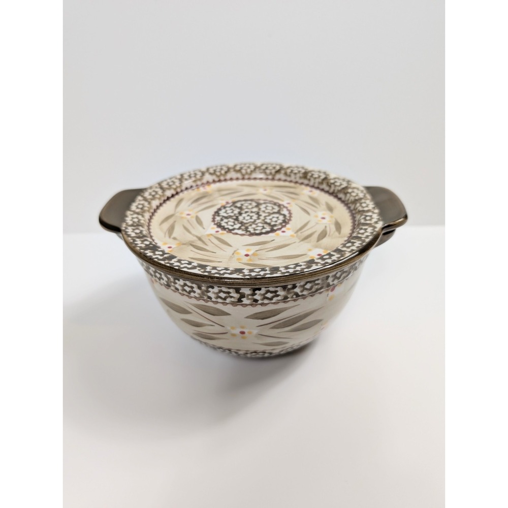 Temptations‎ Tara Old World Beige Round 1.5 Quart Casserole With Lid/Trivet